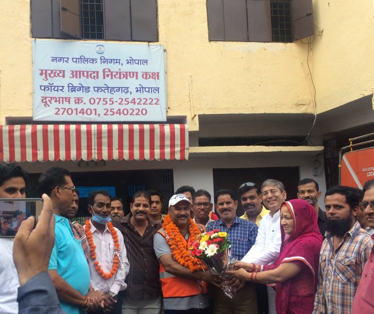 Bhopal Fire Fighter saves life climbing a top 90 meter high tower, gets awarded