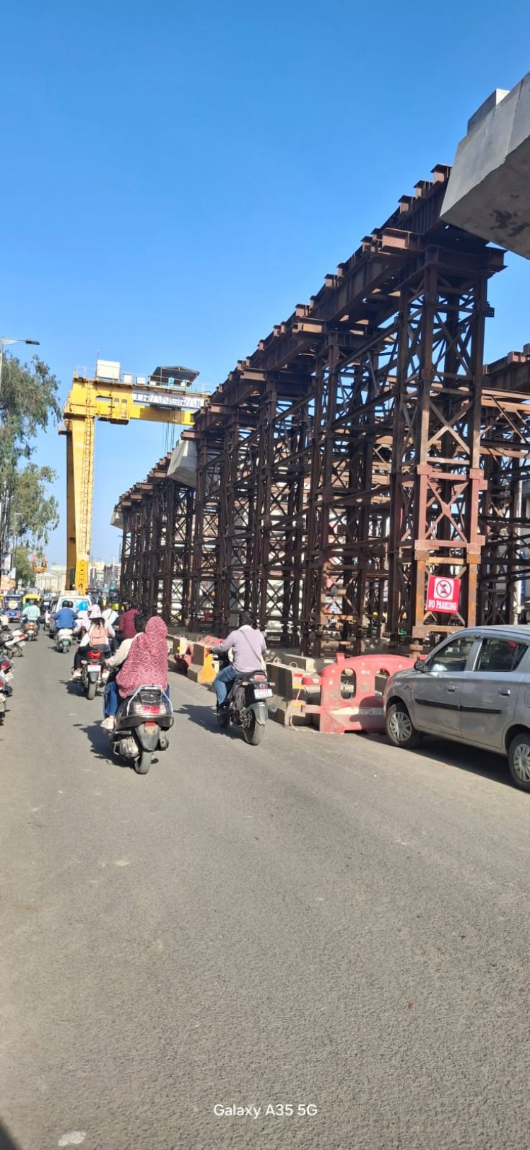 बैरागढ़ फ्लाईओवर का काम, शहर की सड़कों पर जाम ट्रैफिक पुलिस बोली: अक़्लमंदी यही है, बायपास से गुज़रिए