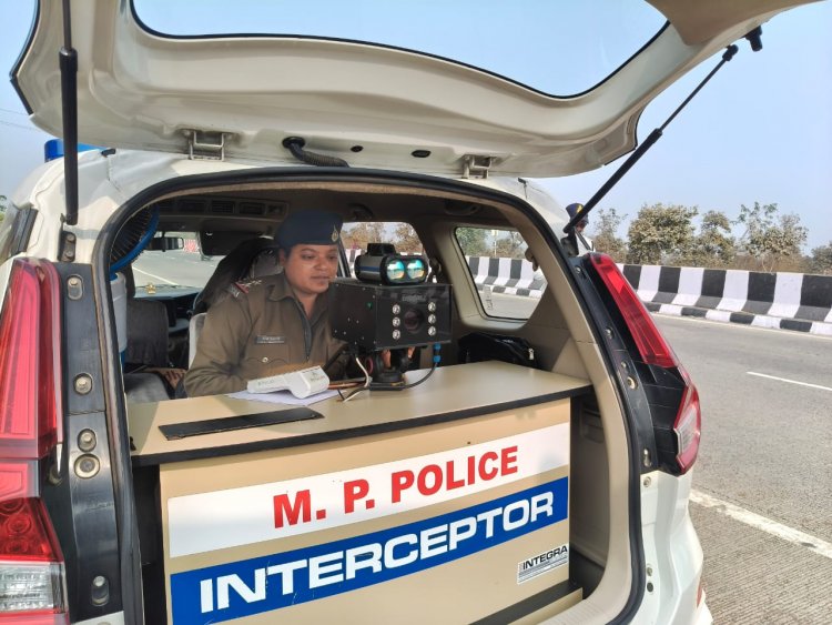 जबलपुर हाईवे को एयरपोर्ट समझने वालों पर इंटरसेप्टर का ब्रेक, रफ्तार बनी जुर्म, कैमरा बना गवाह!